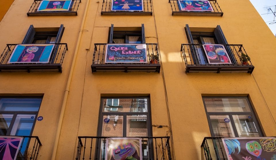 La galería Esgrima-Espada de Lavapiés llena de arte los balcones