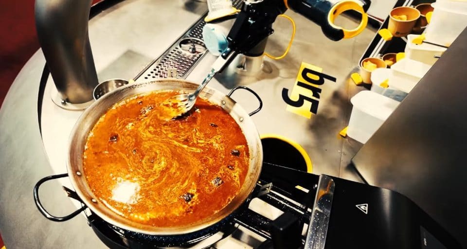 Llega el robot que cocina paellas