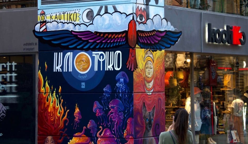 La fachada de Kaotiko en Fuencarral tiene un nuevo (e increíble) mural