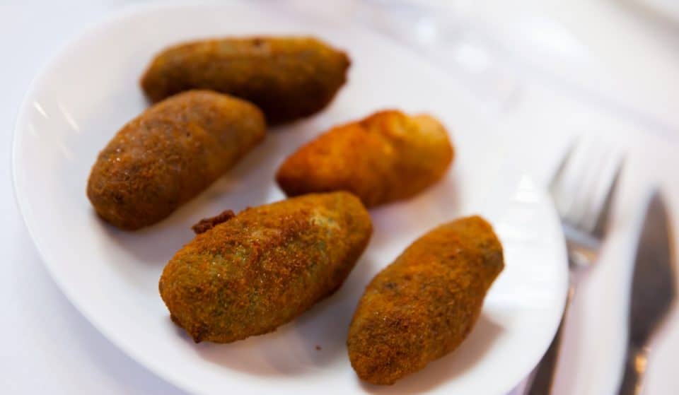 Una decena de bares de Lavapiés venden croquetas a 1€ este finde