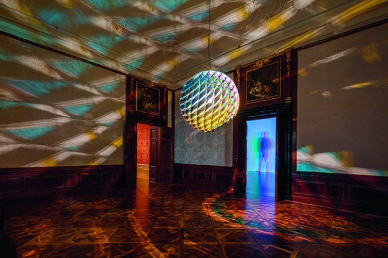 Olafur EliassonNueva esfera de Berlín  2009 Acero inoxidable, vidrio coloreado, aluminio y bombilla, diámetro 140 cm Colección TBA21 Thyssen-Bornemisza Art Contemporary