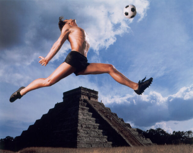 Annie Leibovitz. El Castillo, Chichén Itzá, Yucatán, México, 1986 ©️ Annie Leibovitz
