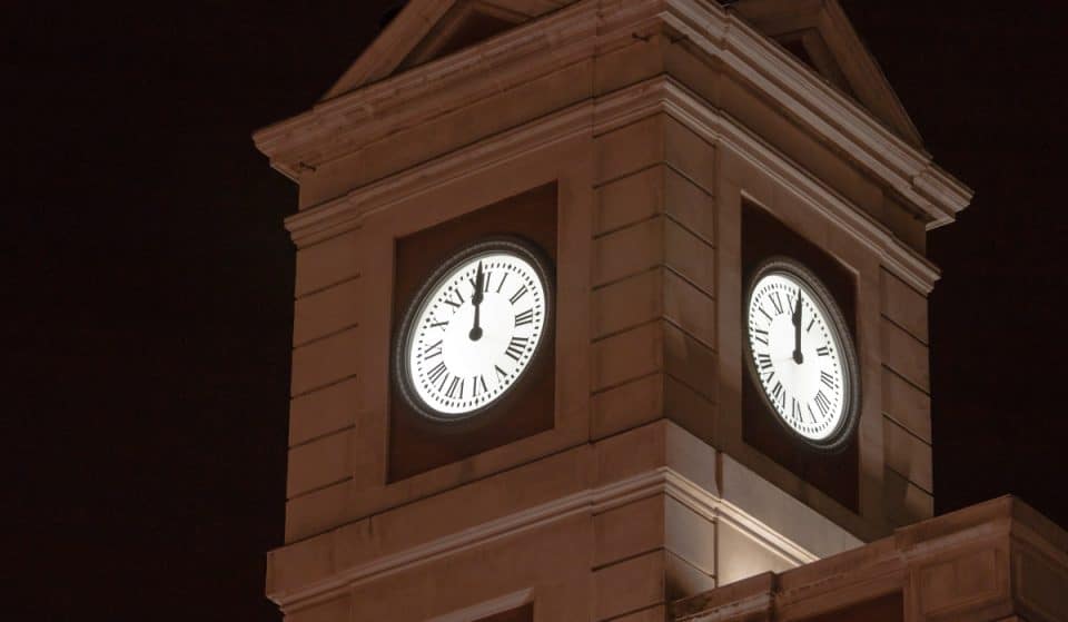 El reloj del Ayuntamiento de Sevilla y el de la Puerta del Sol, unidos por una curiosa razón