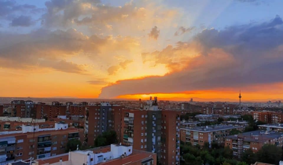 La columna de humo del incendio de Ávila se ha visto en Madrid