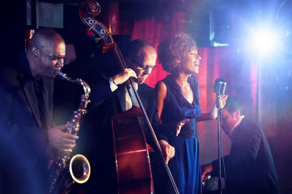 Groupe de jazz avec chanteur, violoncelliste et saxophoniste lors d'un concert de jazz
