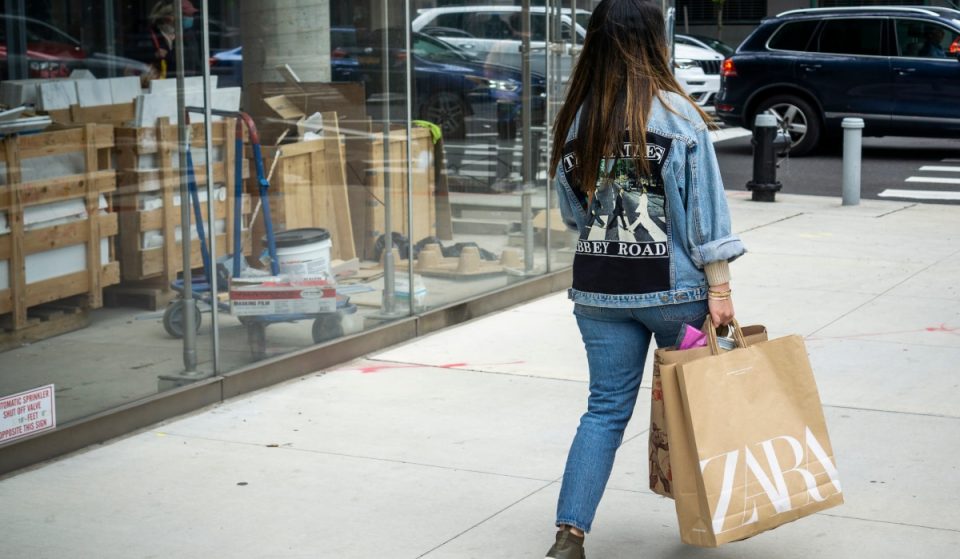 Las tiendas del grupo Inditex empiezan a cobrar por sus bolsas y sobres