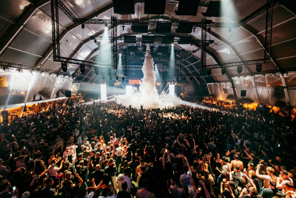 A discoteca de Madrid onde se realiza um festival todas as noites: todas as festas da época de verão no Fabrik