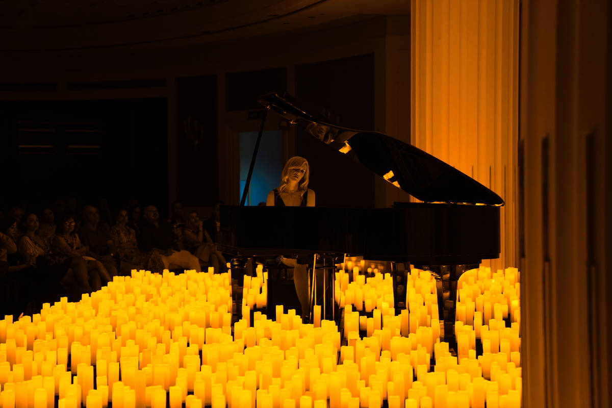 Pianista entre miles de velas en un concierto Candlelight en el Four Seasons Hotel Madrid