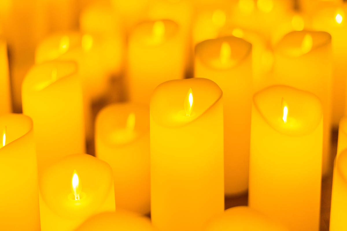 Primer plano de muchas cálidas velas Candlelight.