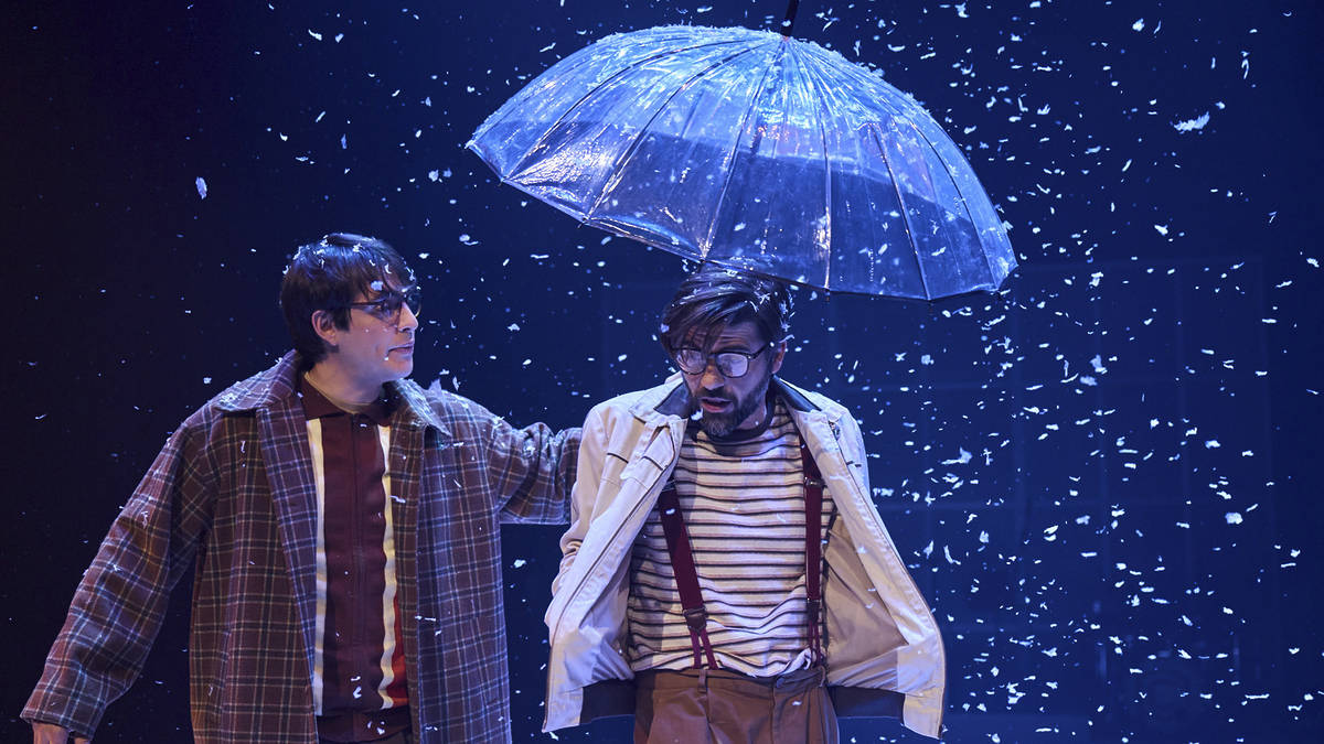 Dos de los personajes de Constelaciones actúan sobre el escenario durante la obra.