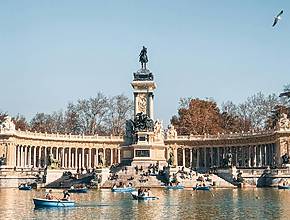 Was man dieses Wochenende in Madrid unternehmen kann: von der Ausstellung mit Retro-T-Shirts mitten auf der Puerta del Sol bis zu den Frühlings-Workshops in La Casa Encendida