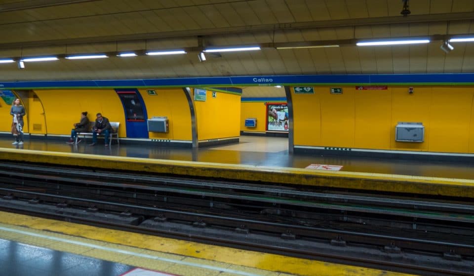 ¿Por qué está prohibido entrar con un globo metálico en el Metro de Madrid?
