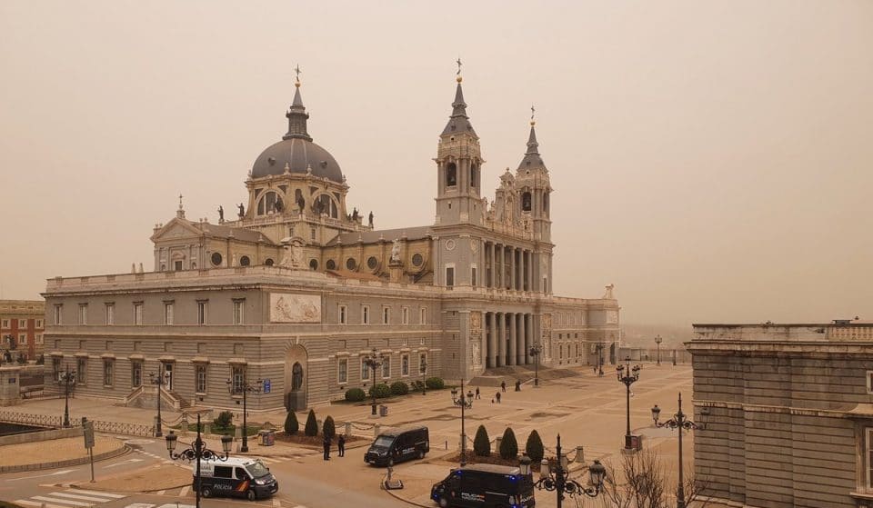 ¿Por qué Madrid ha amanecido con el cielo turbio y los coches cubiertos de barro?
