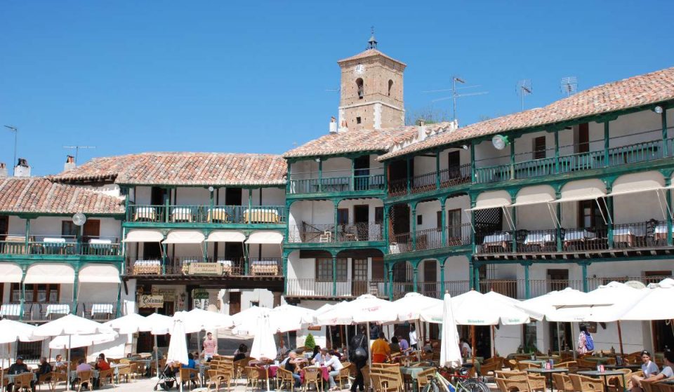 The square known as “the fourth wonder of the Community of Madrid” is less than an hour from the capital: 234 balconies, a movie theater, and Castilian barbecues