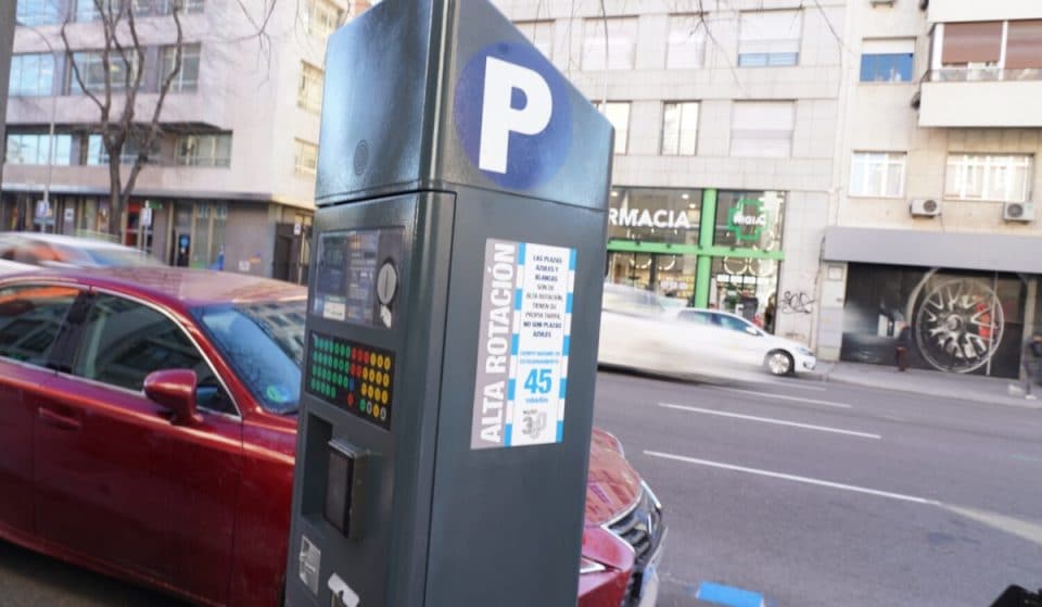 ¿Qué significan las líneas blancas y azules de los parkings callejeros de Madrid?
