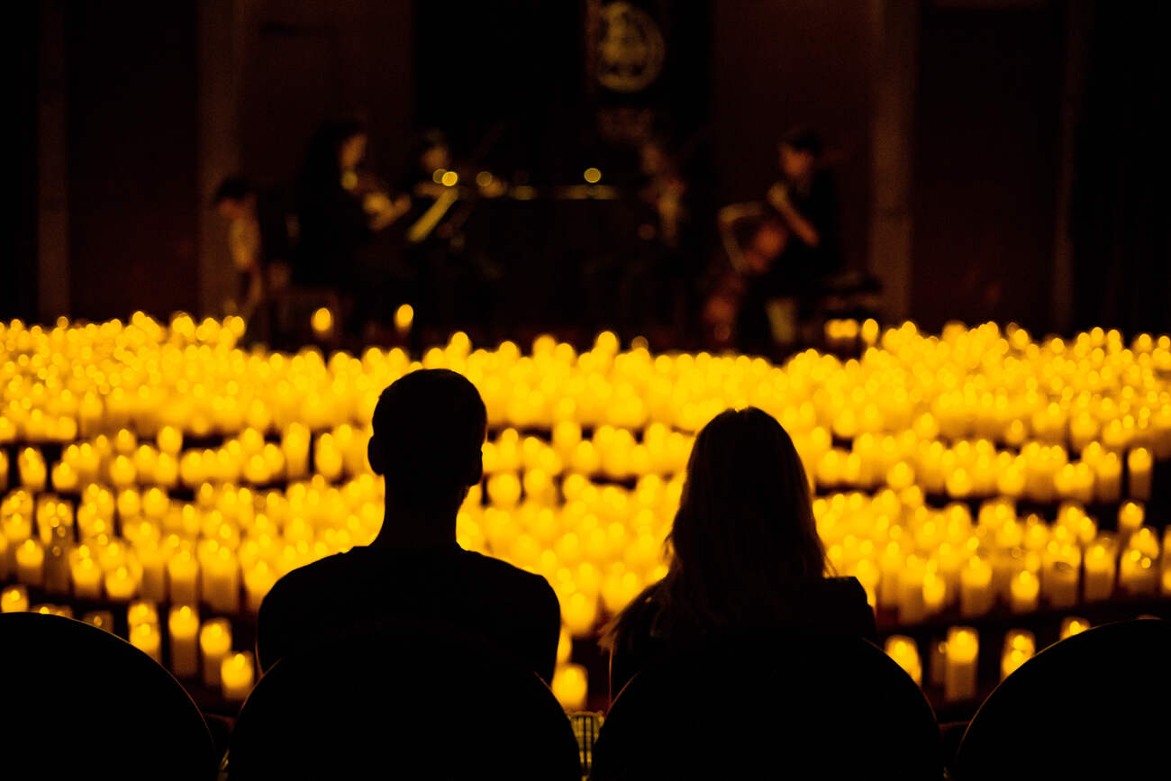 Una pareja durante un concierto Candlelight en el Ateneo de Madrid.