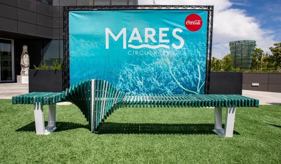 Instalan en Madrid el primer banco hecho con plástico reciclado del mar