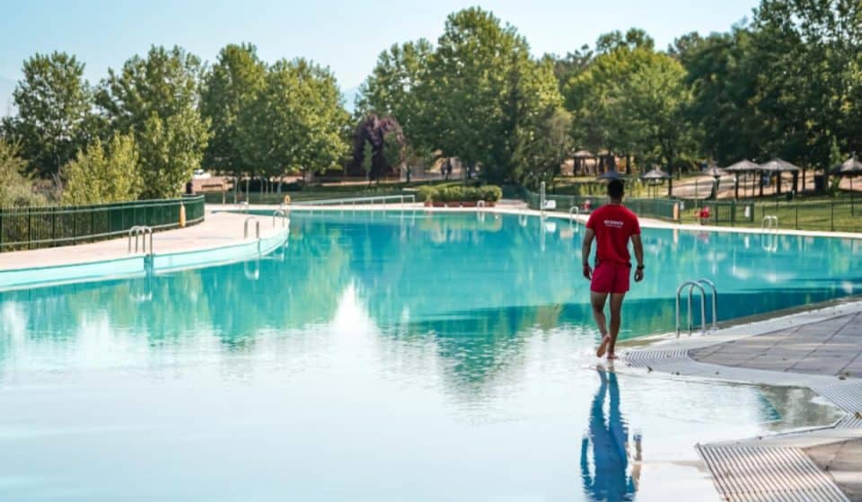 The largest natural swimming pool in Spain is in Madrid and already has an opening date: with views of the mountains and next to a reservoir.