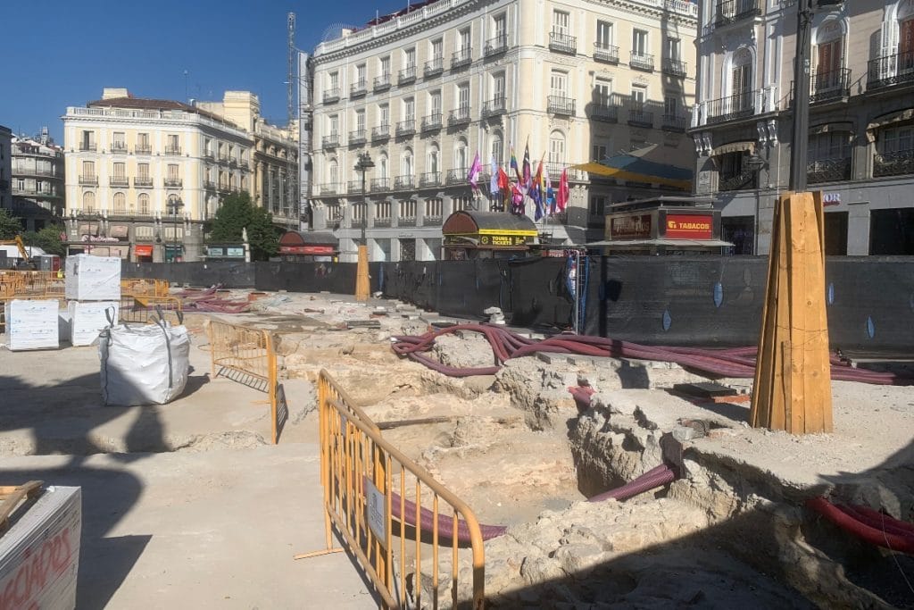Aparecen restos arqueológicos durante las obras de la Puerta del Sol