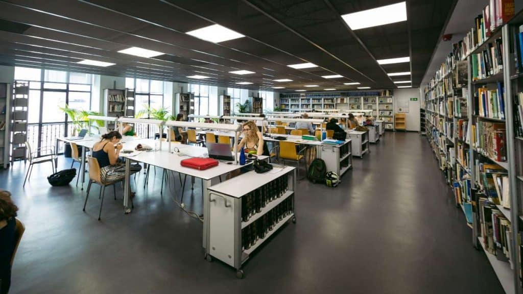 Biblioteca de la casa encendida