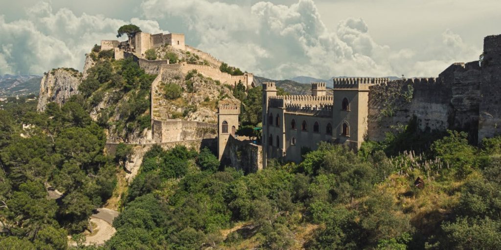 ¿Sabías que en España hay un monumento que se parece a la Gran Muralla china?