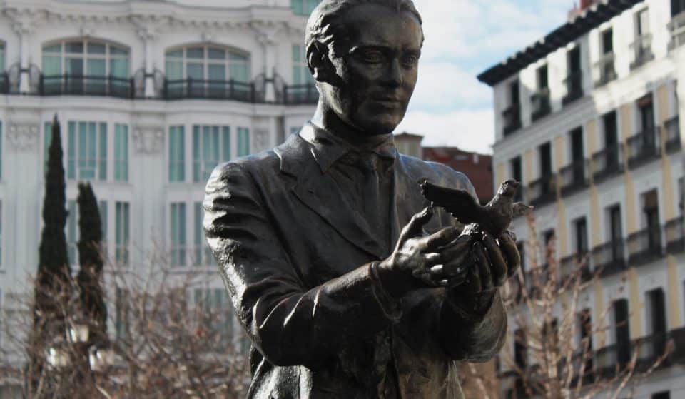 Un acto vandálico deja la estatua de Federico García Lorca sin la alondra que sostenía entre sus manos