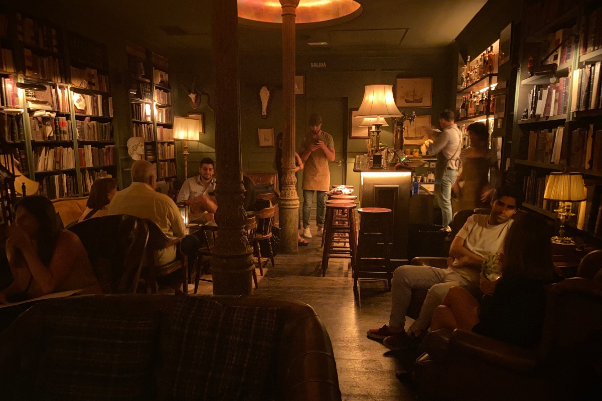 Jack's Library una floristería y librería en la que sirven cócteles Madrid Secreto