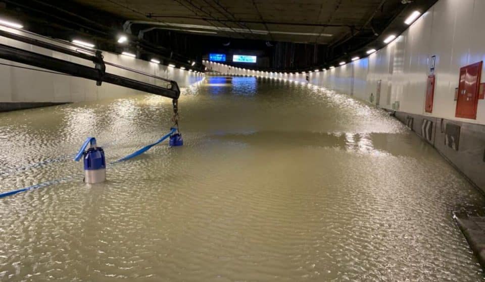 Una tubería revienta, inunda la M-30 y complica el tráfico en Madrid