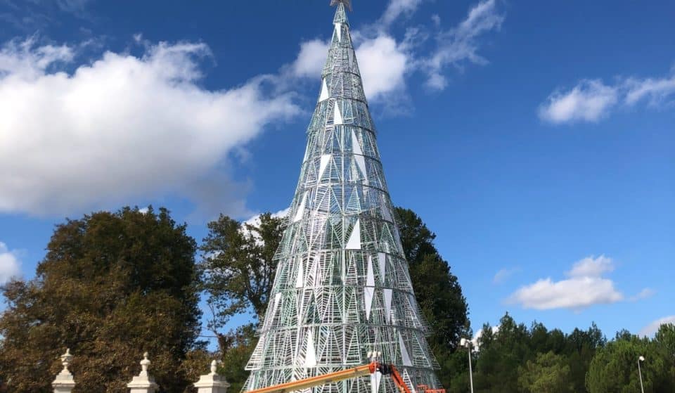 Madrid Río ya luce un gigante árbol luminoso de Navidad