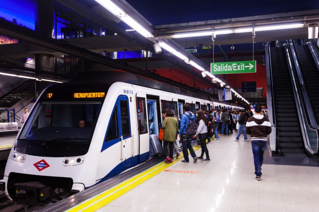 Metro de Madrid multará a los viajeros que no dejen salir antes de entrar
