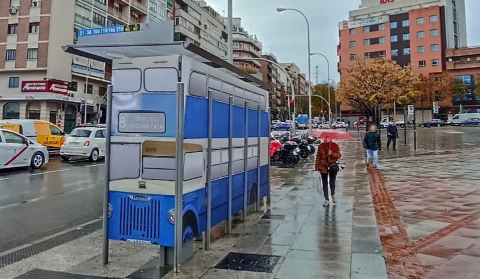 Algunas marquesinas de Madrid se convierten en autobuses antiguos