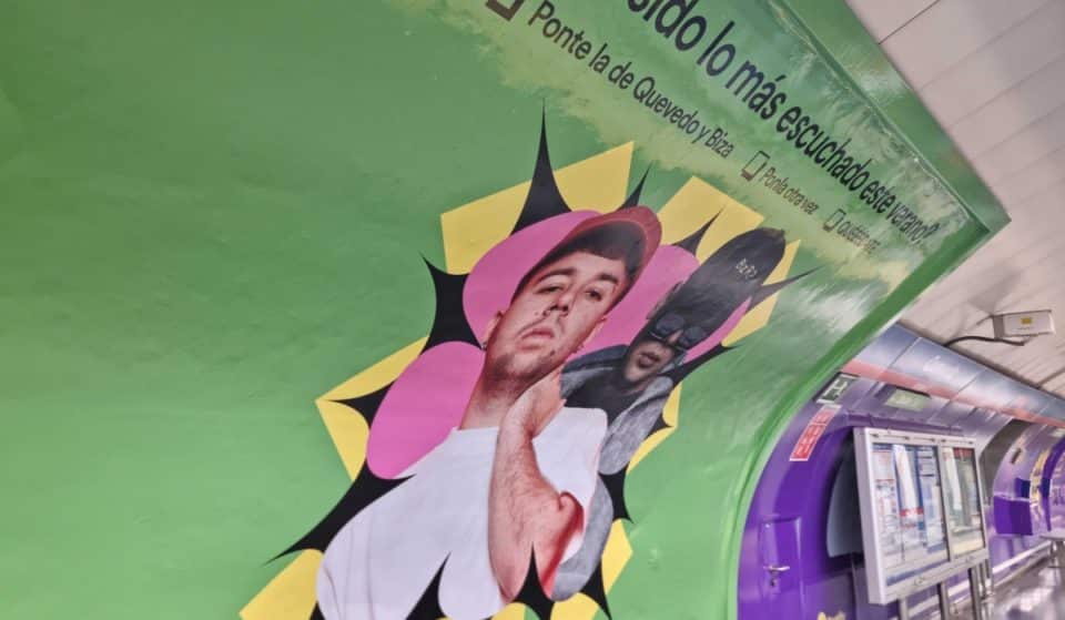 La estación de metro de Quevedo aparece vinilada con imágenes del cantante Quevedo