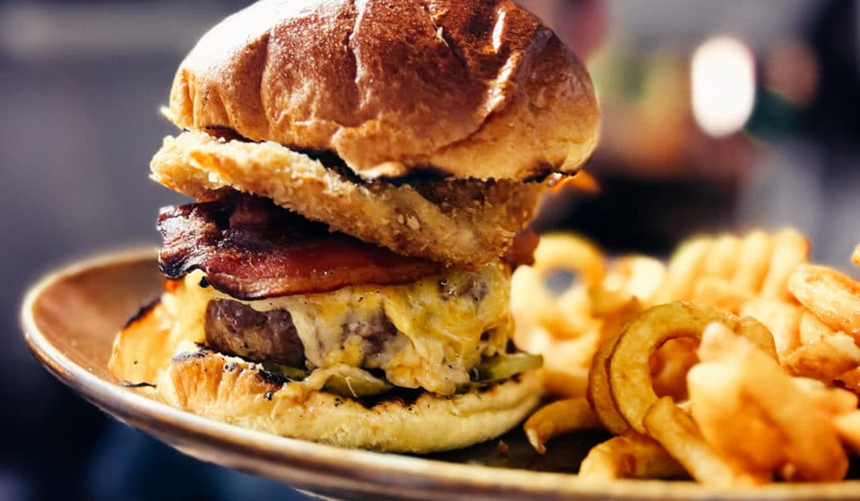 Una hamburguesa de Madrid que lleva croqueta es candidata a la mejor burger de España