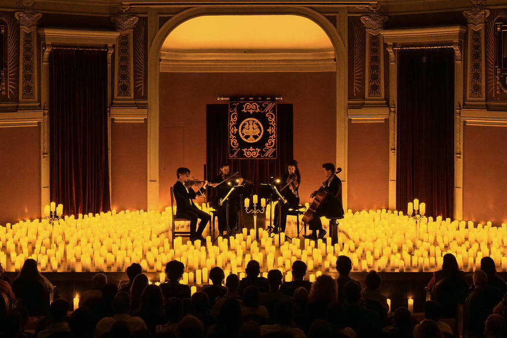 A l'intérieur de l'Ateneo de Madrid lors d'un concert aux chandelles avec un quatuor à cordes.