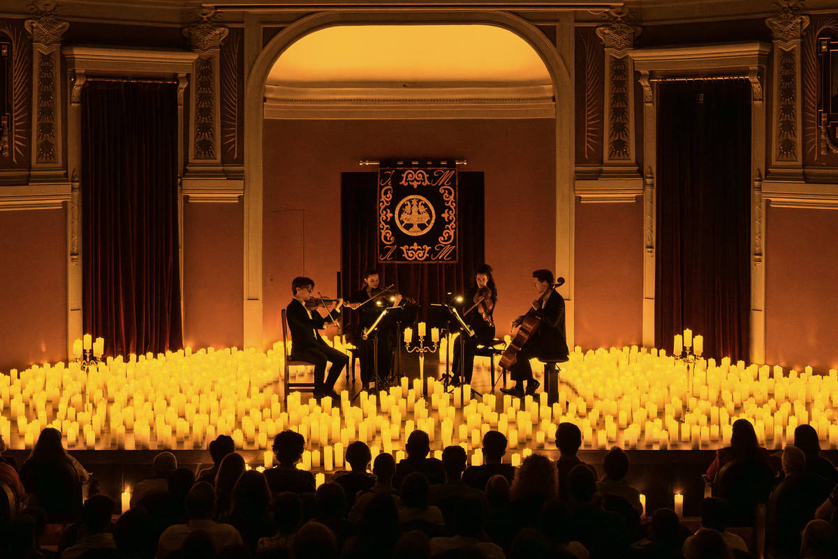 Interior del Ateneo de Madrid durante un concierto Candlelight con un cuarteto de cuerda.