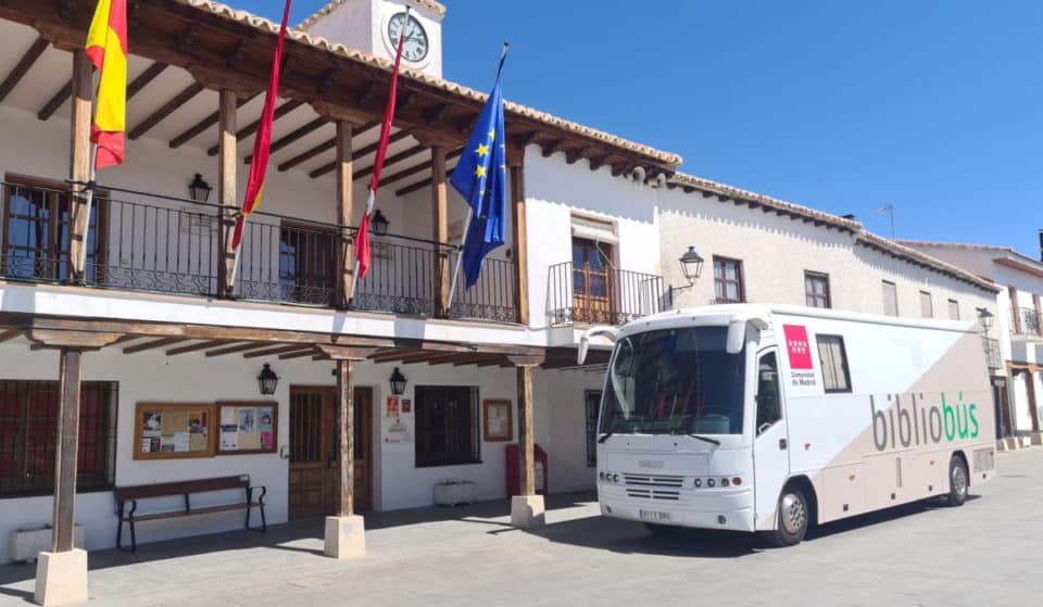 Bibliobús: las bibliotecas nómadas que llevan libros al Madrid rural