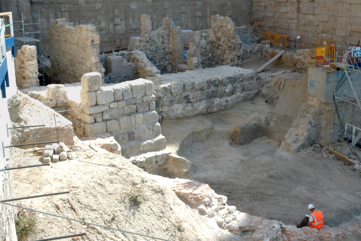 Hallan los restos más antiguos de la muralla bajo el Palacio Real