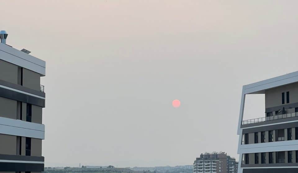 El humo de los incendios de Canadá deja un inusual amanecer y atardecer en Madrid
