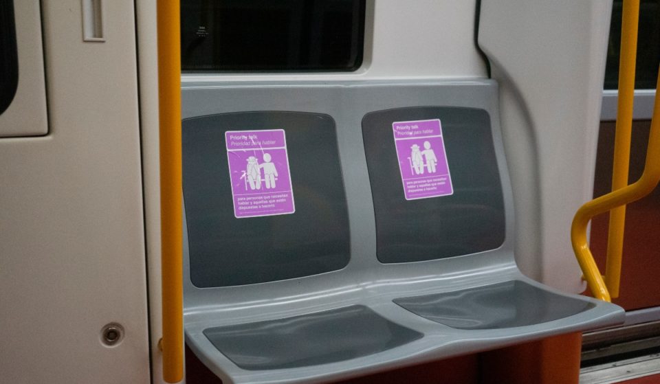 ¿Qué son las pegatinas moradas que han aparecido en los asientos del metro?