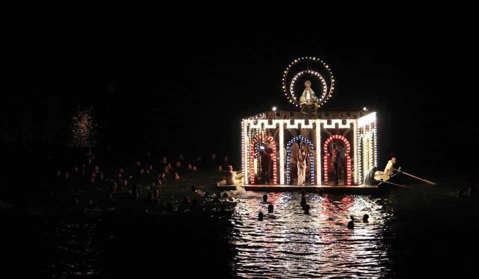 La procesión fluvial de Madrid que lleva a la virgen en una barca con miles de bombillas