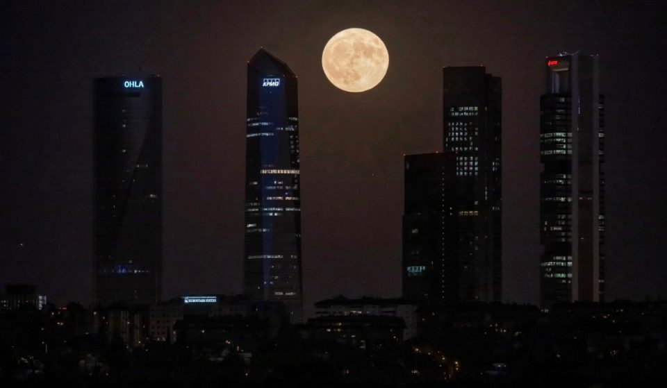 La última superluna del año iluminará el cielo este viernes