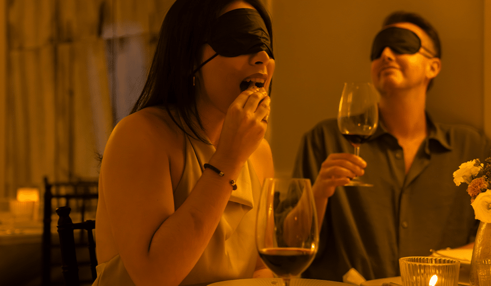 Dining in the Dark con los vinos Mucho Más: cena maridaje a oscuras