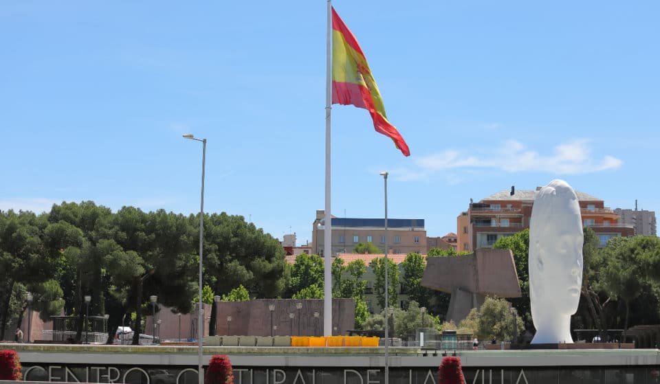 Esta icónica escultura de la plaza Colón abandonará Madrid