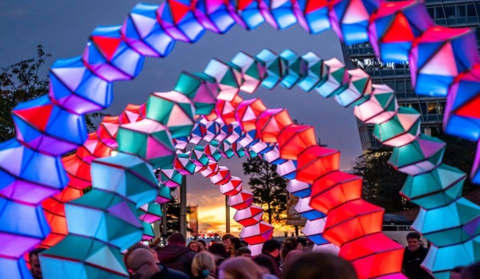 Una instalación artística gratuita adorna una plaza de Tetuán