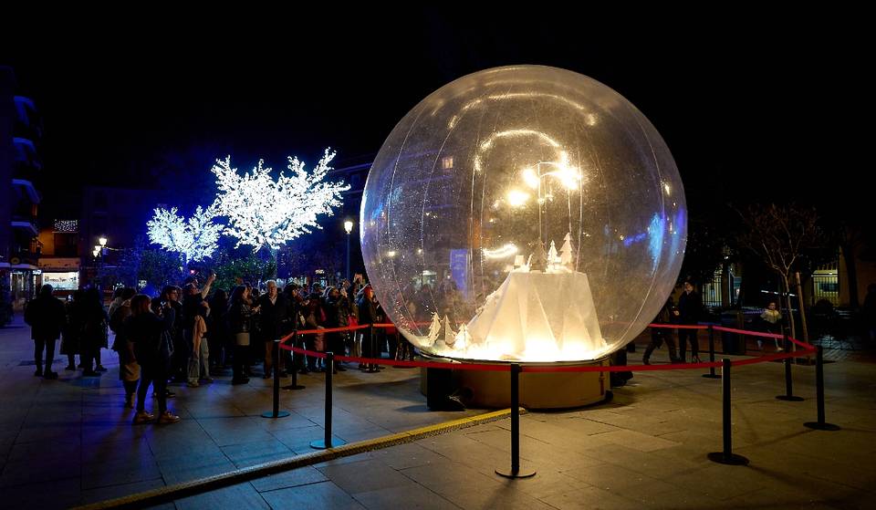 ¿Cómo es la bola de nieve gigante e interactiva que ha llegado a Carabanchel?