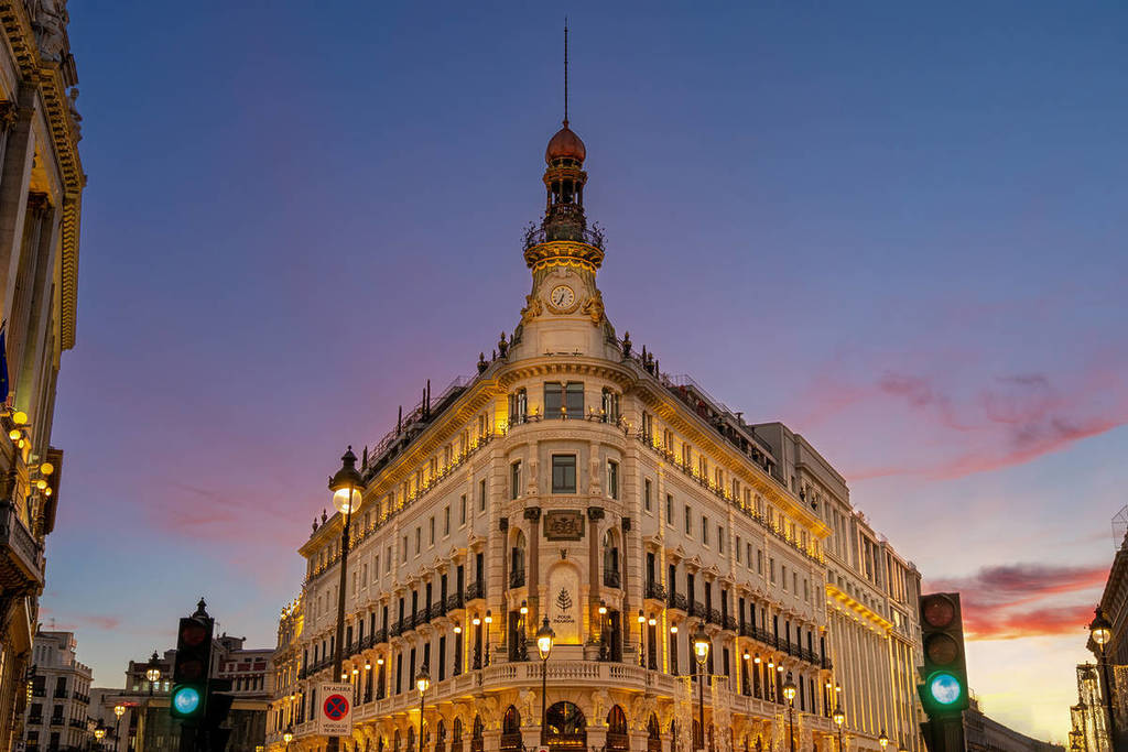 Facciata al tramonto dell’Hotel Four Seasons di Madrid.
