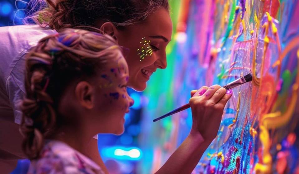 Der fluoreszierende Malworkshop in Madrid, der die Kinder verrückt macht (und jetzt neue Termine hat)
