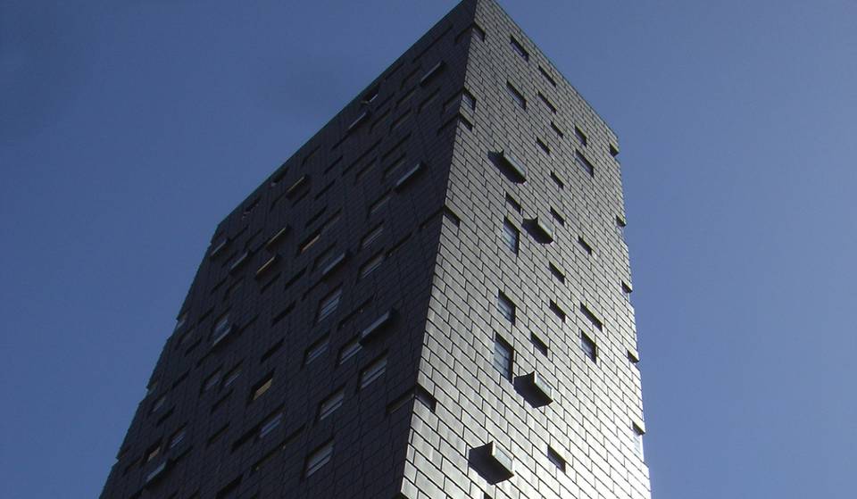 Einer der „hässlichsten Türme Madrids“ renoviert seine charakteristische schwarze Fassade