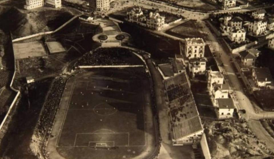 Il gigantesco scudo dell’Atlético che si vede solo dall’alto in questo quartiere di Madrid