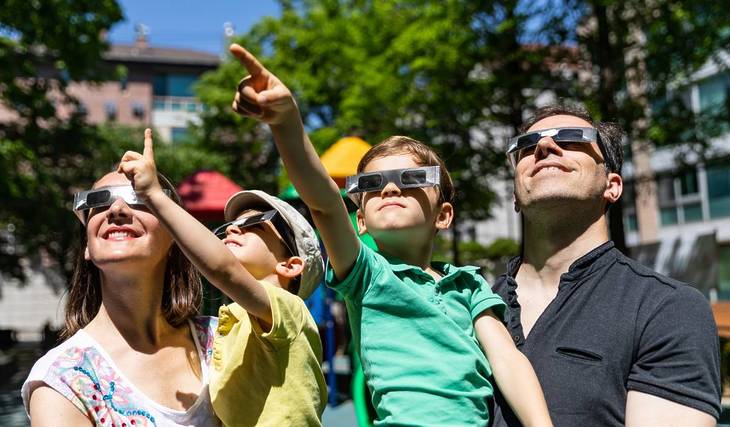 Madrid fica sem os seus 50 000 óculos gratuitos para o eclipse: onde ainda há alternativas para os arranjar